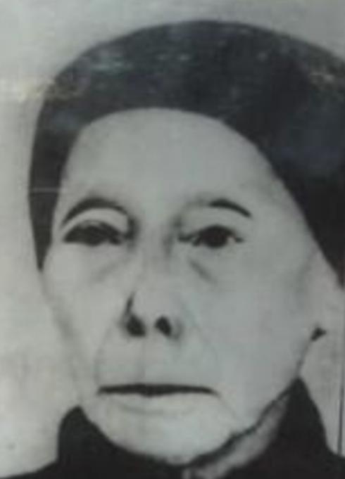 1933年，毛主席来到黄袍山看望自己的干妈黄菊喜，不料被敌人包围。为了保护毛主席