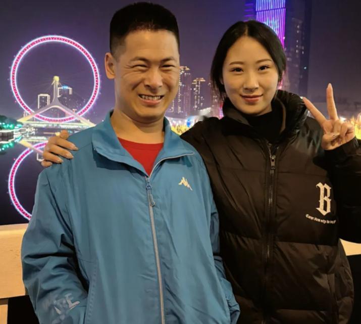 天津，一母亲临终前将脑瘫儿子托付给21岁女儿，女儿含泪点头答应。谁料母亲去世后，