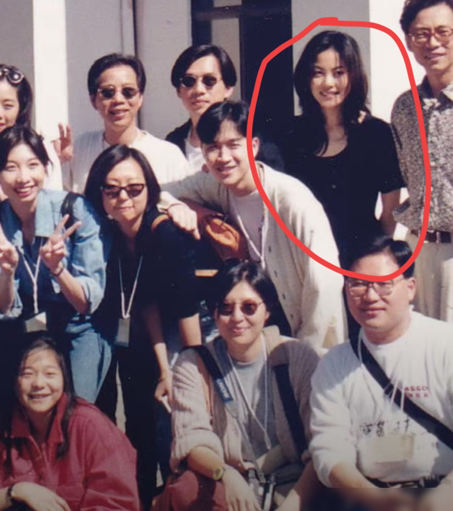 1993年，24岁的王菲被记者围住，问她最大的烦恼是什么。她拨了拨头发：太红了。这话放别人嘴里是狂，