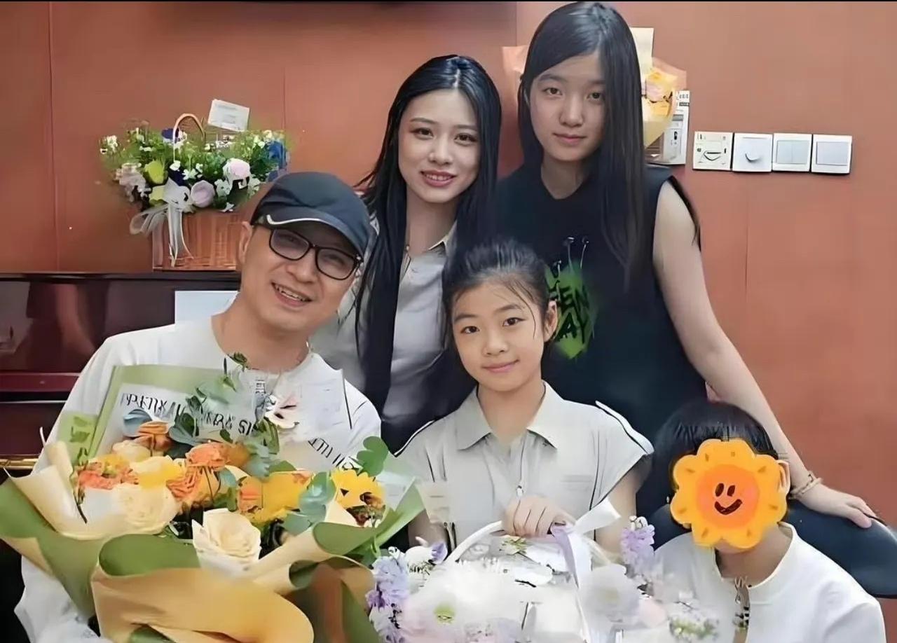 汪峰这回算是把女儿们全掏出来了。大女儿小苹果快20了，穿个素色衬衣长直发，那五官