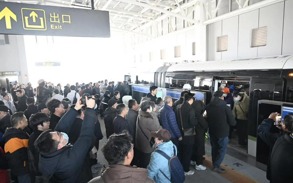 比亚迪的云轨终于在国内开通了！济南云巴在12月6日正式开通，济南市民也非常高兴，