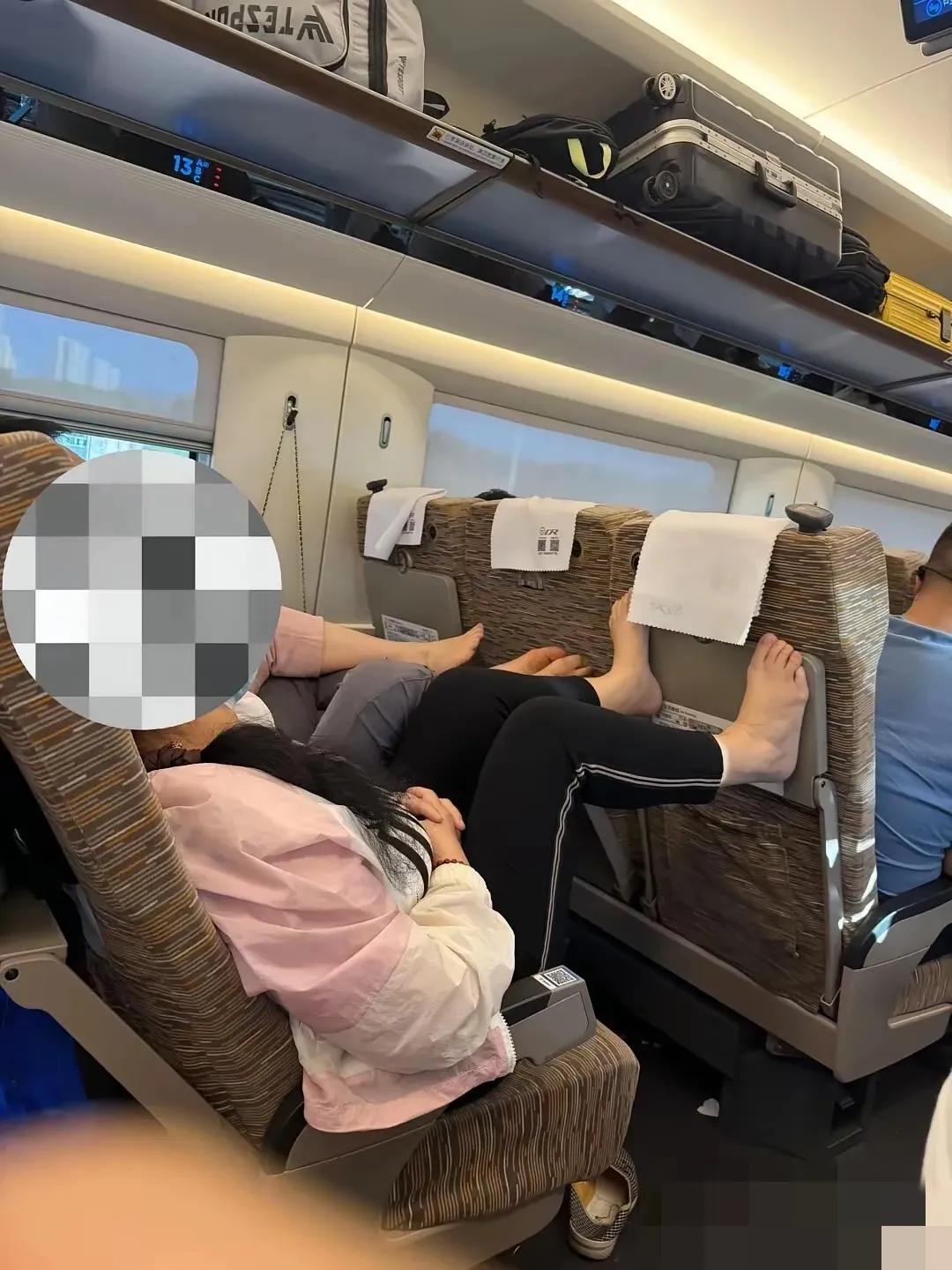 以后再也不在高铁的小桌板上吃东西了，一看这样的镜头就想起来，怎么能吃得下？