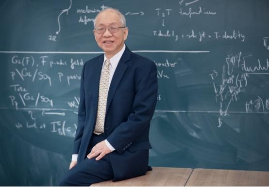 遮羞布被撕下！美籍华裔数学家丘成桐直言：中国数学水平落后美国八十多年，跟美国上世