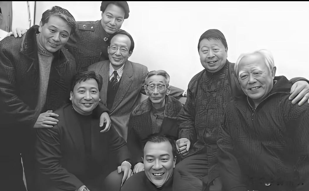 如果能把8位相声演员全认出来的，承认你是相声迷里的佼佼者！这是相声演员们参加活