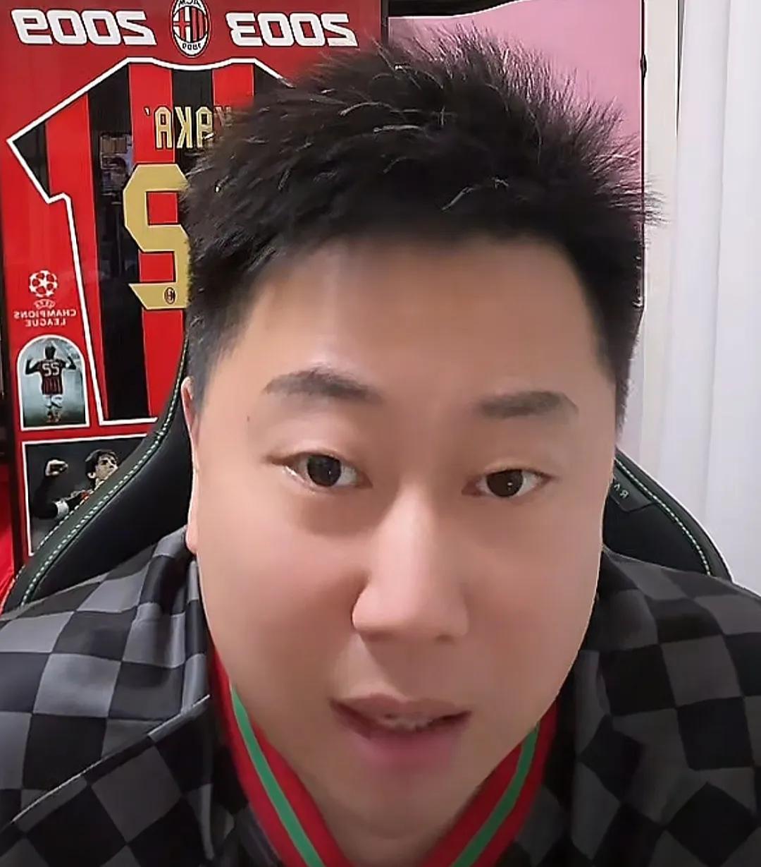 媒体人李宝库认为，U19国足球员苗润东不能再继续踢苏超这种业余比赛了。李宝库在
