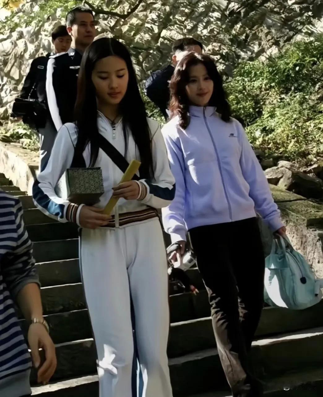 刘亦菲妈妈是标准的美人，因为她的眉眼鼻唇脸型都很标致的美，而且是没有攻击性的标准