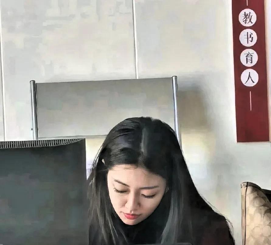 跟异性同事相处久了，一定会产生感情的。特别是年龄相差无几的情况下。这不在乎对