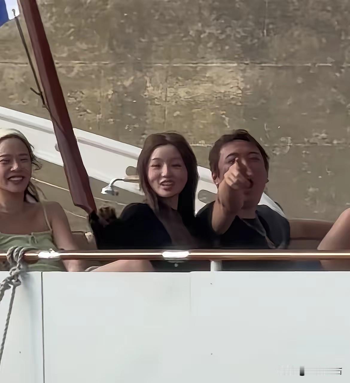 兄弟们，你们敢信？王思聪又上热搜了，这次是在法国塞纳河上被人偶遇的。先给你们划