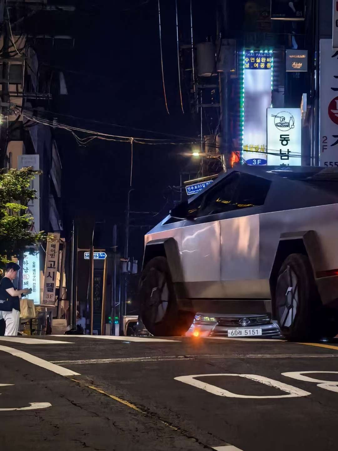 韩国街头的Cybertruck体量感和棱角感没话讲​​​