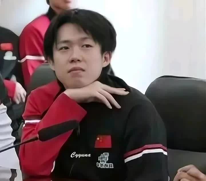 头哥，你是不是有什么心事？国乒队员们在开会的时候，大家都很认真的在听领导讲话，只