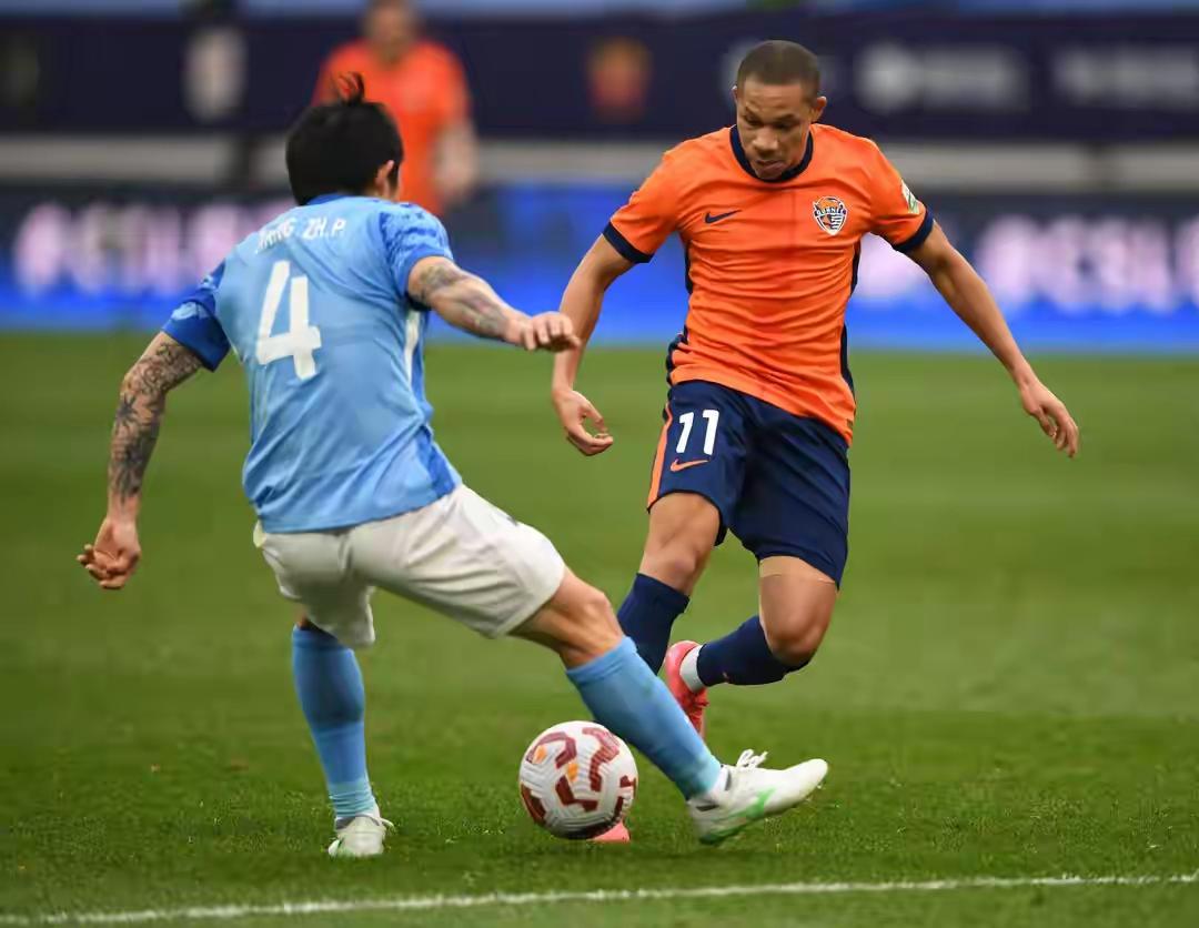 成都蓉城主场不敌武里南联，个人觉得蓉城本场比赛踢得不差。首先，中超联赛还没开始，