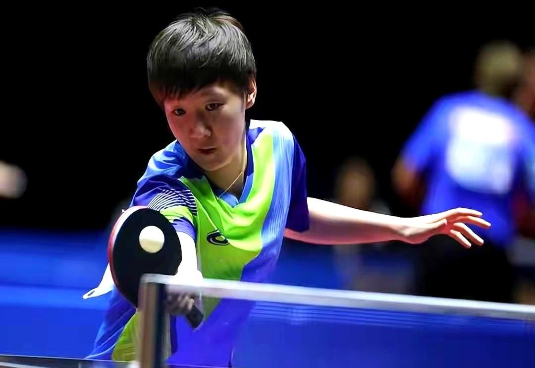 王曼昱全运会女单半决赛4-2赢了陈梦，成功进决赛啦。这次看她打球，完全不像平时嘻