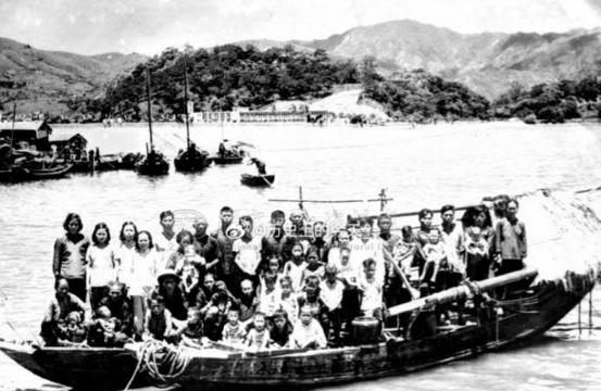 1960年3月，广东惠阳渔民苏就带带领苏氏家族共四十八人，分乘四艘简易小木船连夜