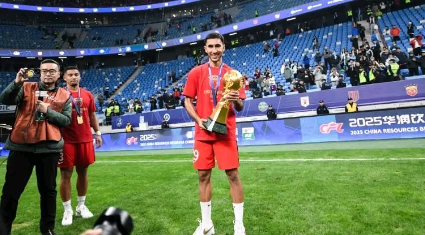 蓉城球迷可别看不起亚历斯祖，人家手里那座奖杯你可从来没摸过！26岁的亚历斯祖