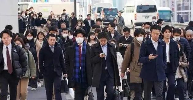 观察今日日本，一个人生活的场景随处可见：便利店的单人便当、餐馆的独间座位、紧凑的