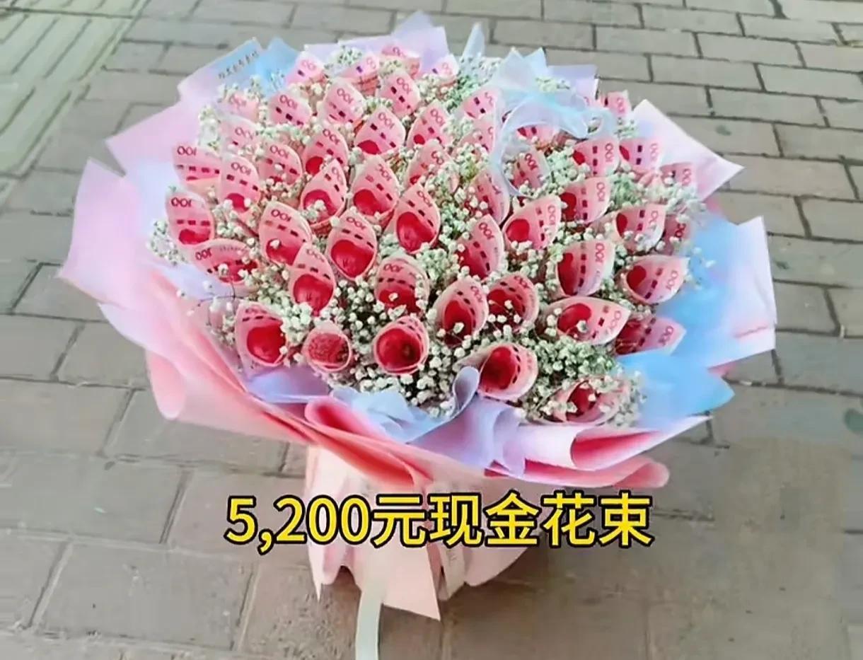 昨天去一染发店焗油。染发店的右边紧挨一个“鲜花店”。鲜花店的老板是