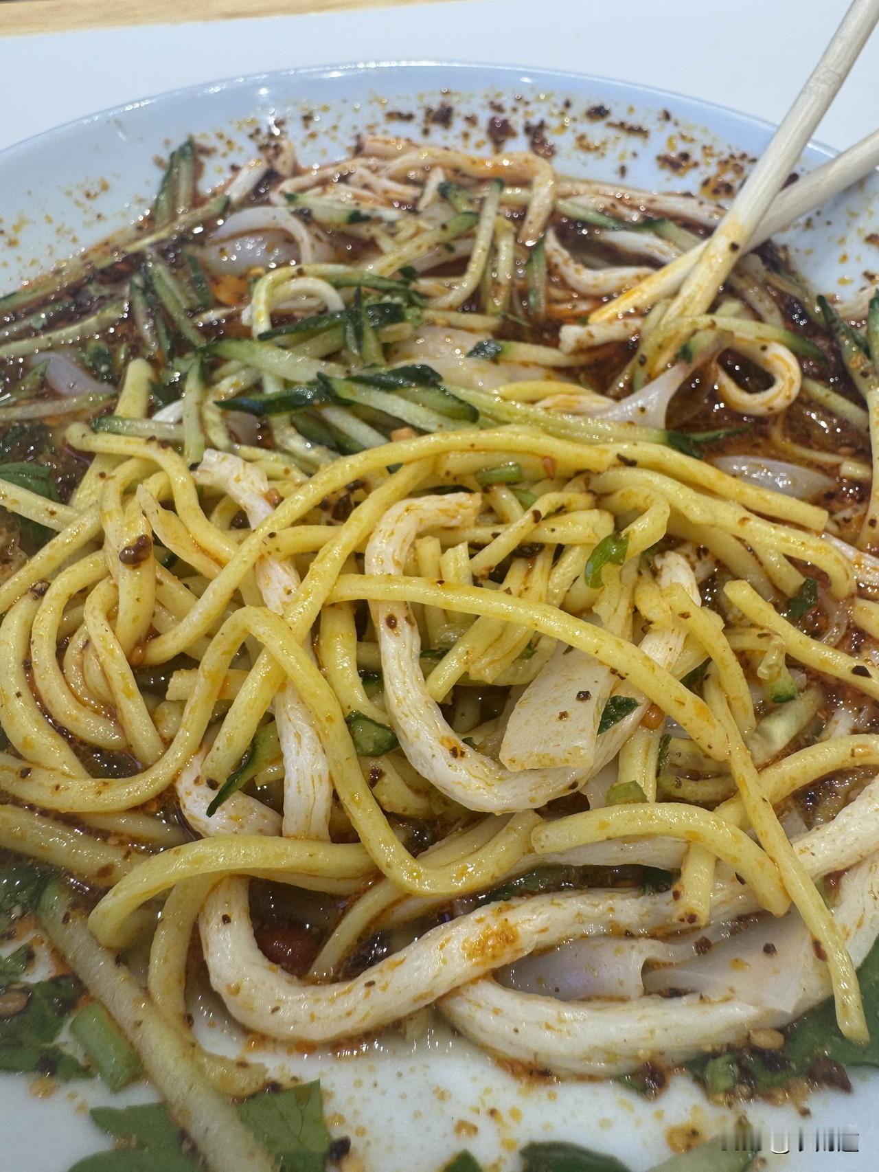 乌鲁木齐哪里有好吃的擀面皮呀来乌鲁木齐也将近10几年了，还记得那年大学做的一夜