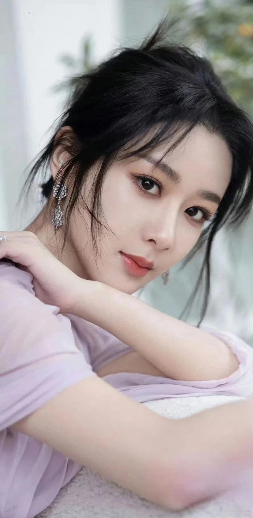 《阿吱，阿吱》女主宋祖儿不出意外不会变了，男主平台推荐的常华森，她现在片酬低也不