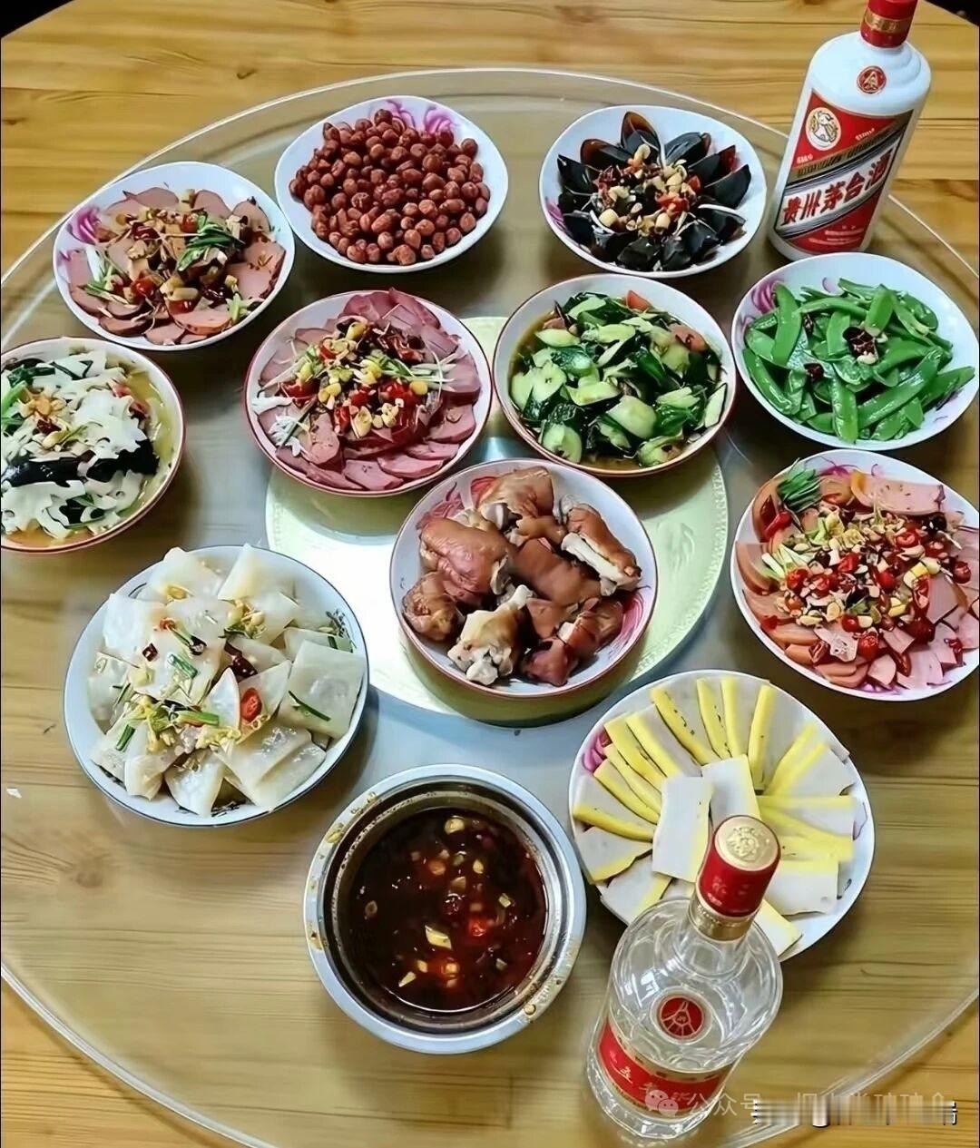 哥们请吃饭，让我出两瓶好酒，结果来了就整这菜，这哥们还要不要继续交往了[