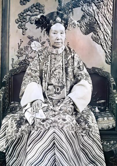 清朝时期，李莲英趁慈禧用晚膳时，劝她多喝酒，结果慈禧就喝多了，李莲英趁机谄媚道：