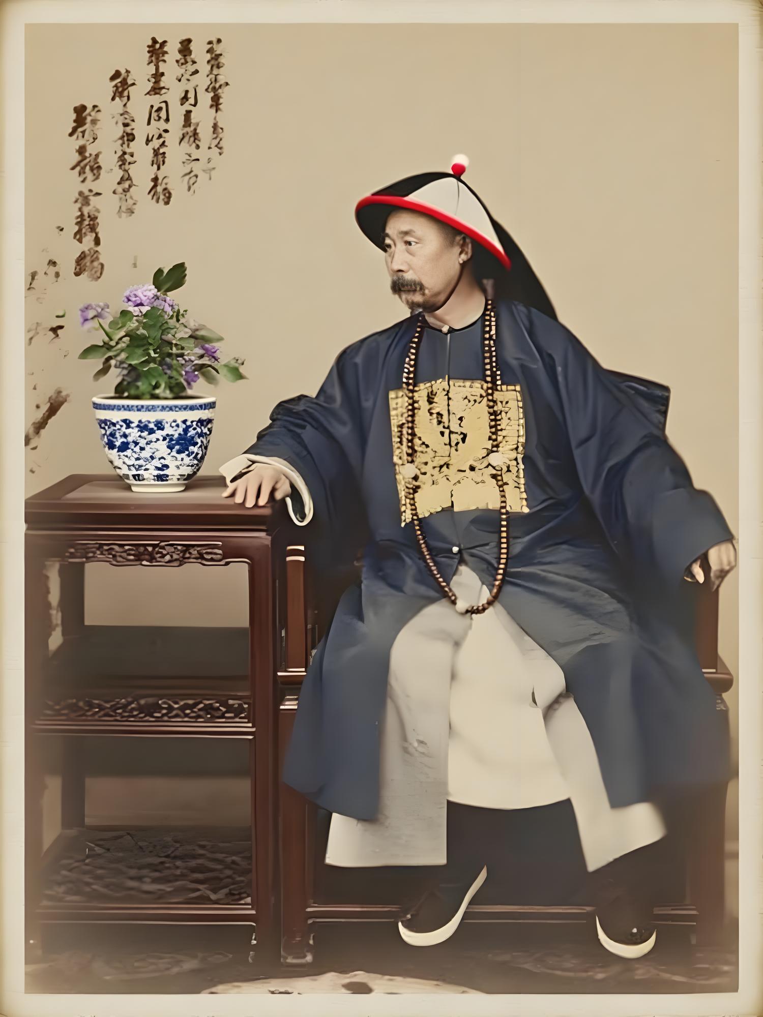 梁时泰1878年（光绪四年）拍摄的李鸿章坐像，题记是：“光绪四年，岁次己卯，暮春