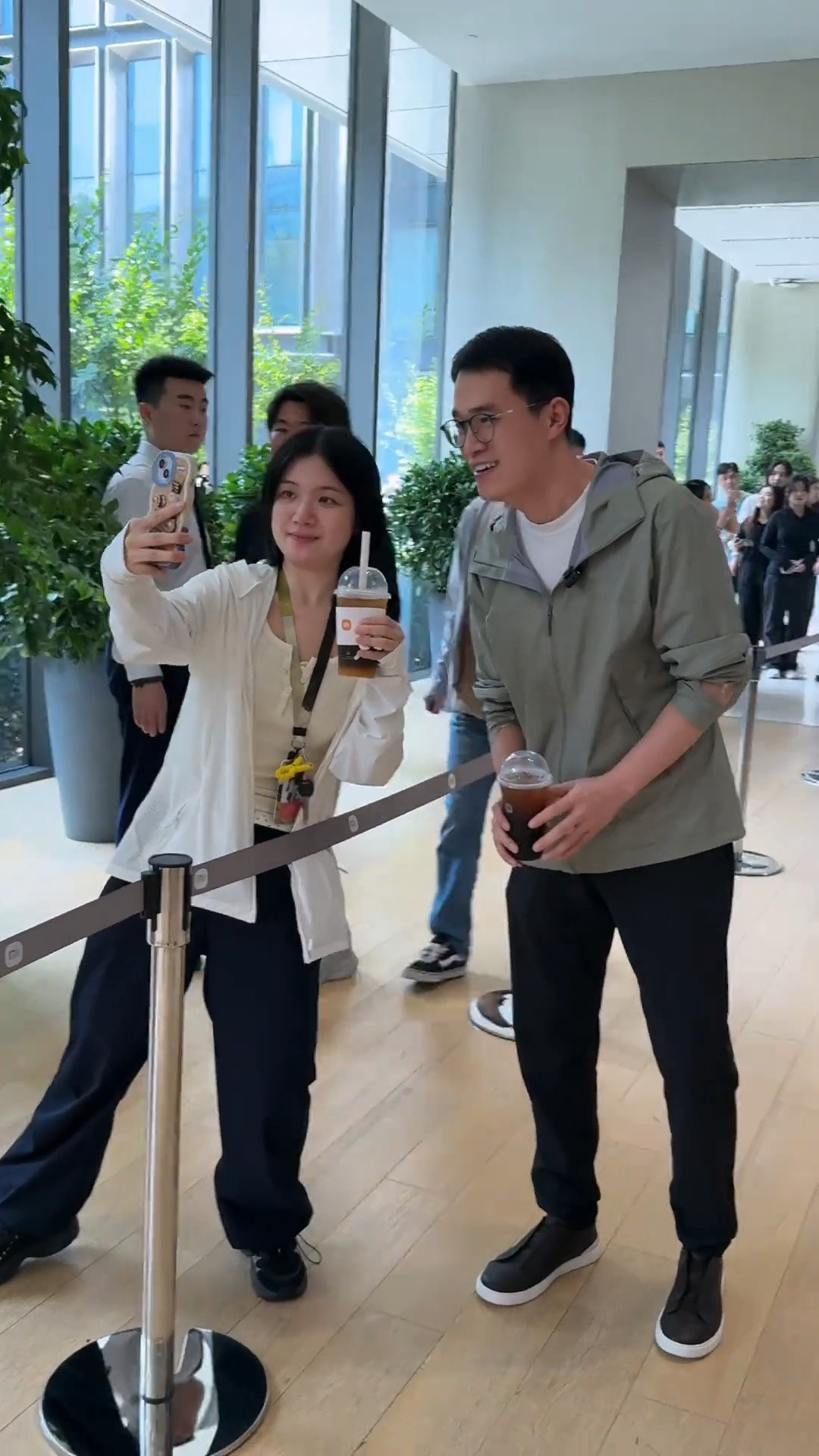 王腾现在在小米的知名度相当于内娱的流量明星。​​​