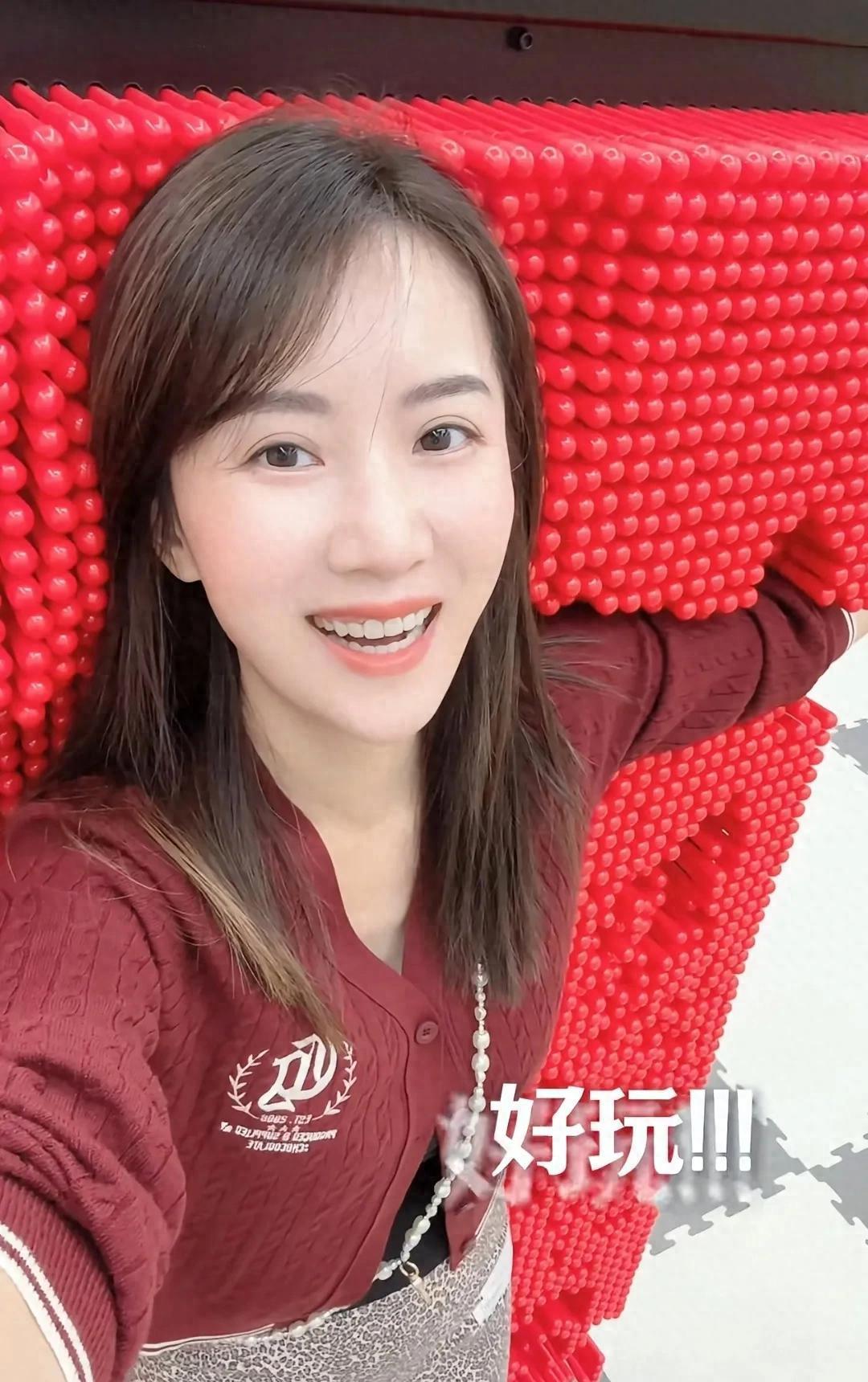 39岁李念带娃游乐园，三胎萌娃颜值吸睛，状态宛如少女不得不说，李念嫁入豪门后，