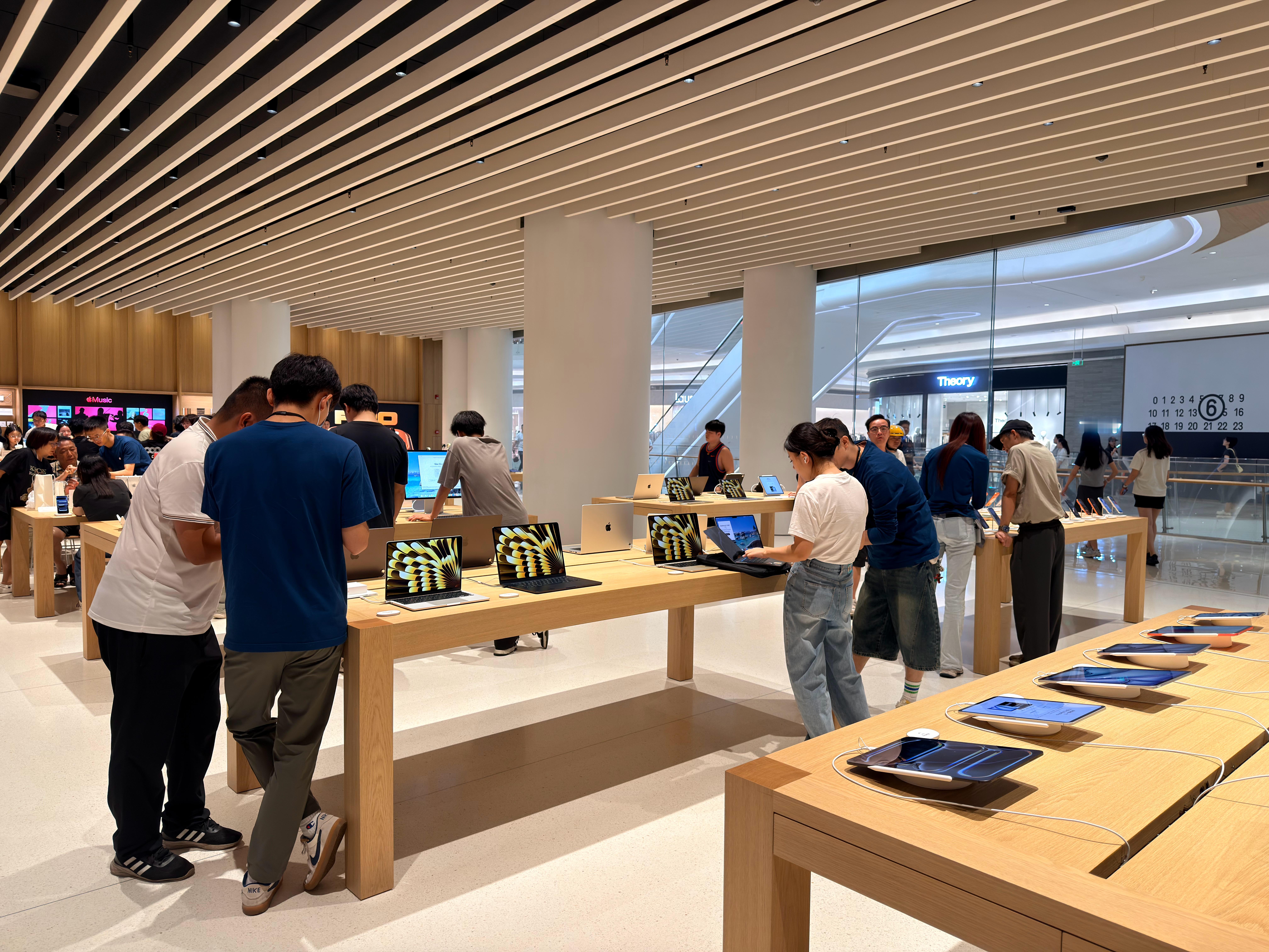 不要穿蔚来商城这件蓝T去苹果店，不然你会被当作员工被一顿使唤[doge]别问我怎