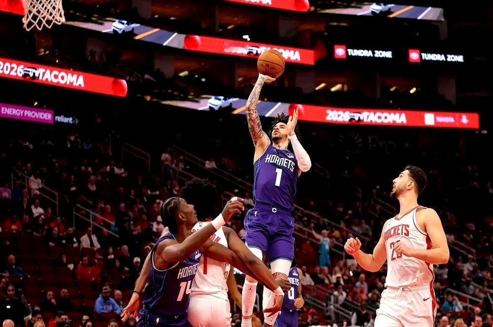 领先11分，主场山呼海啸，所有人都以为黄蜂要掀翻联盟了。结果那个男人站了出