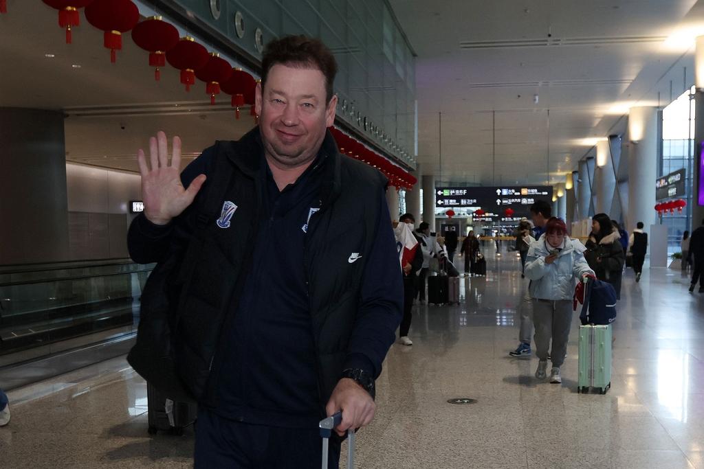 杨翼: 申花将前往西亚进行首阶段冬训, 正在联系热身赛对手