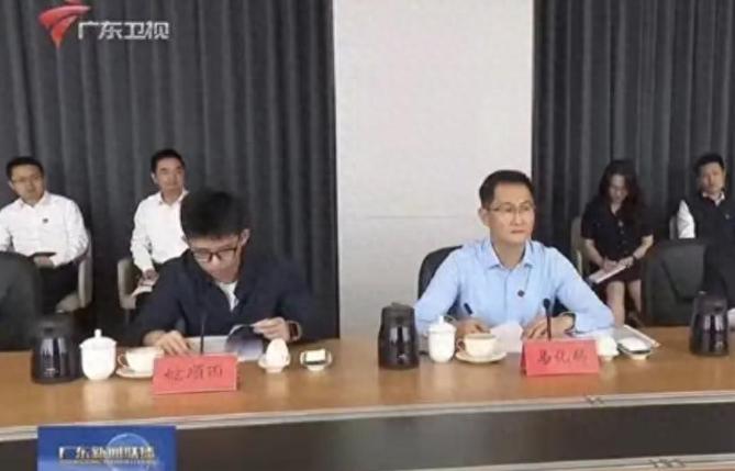 向来十分低调的马化腾，罕见现身了！马化腾罕见现身，但焦点不是他。是坐在他身侧