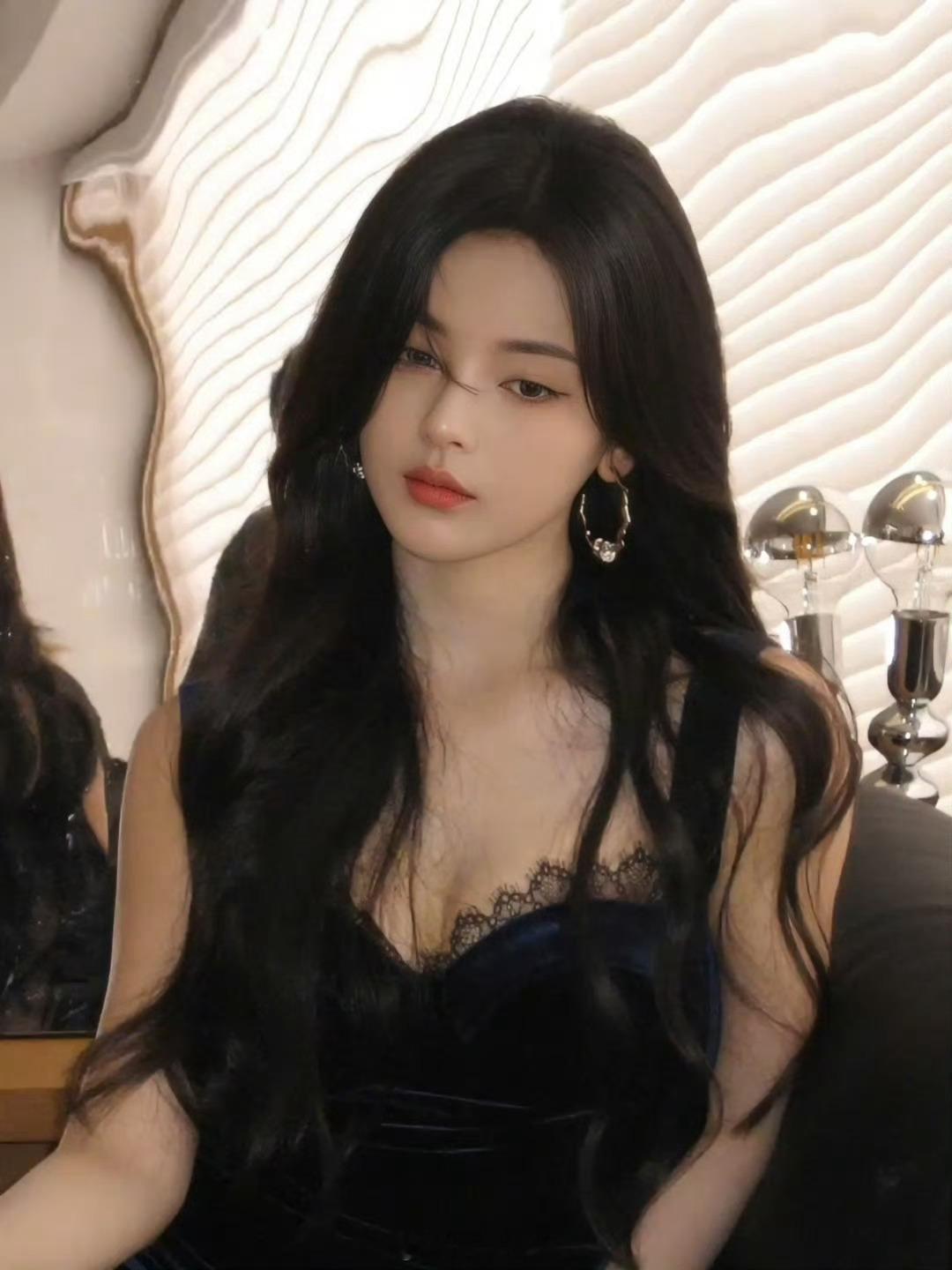 杨超越近期竟然突变，如今穿上蕾丝裙表现出女人该有的魅力！ ​​​