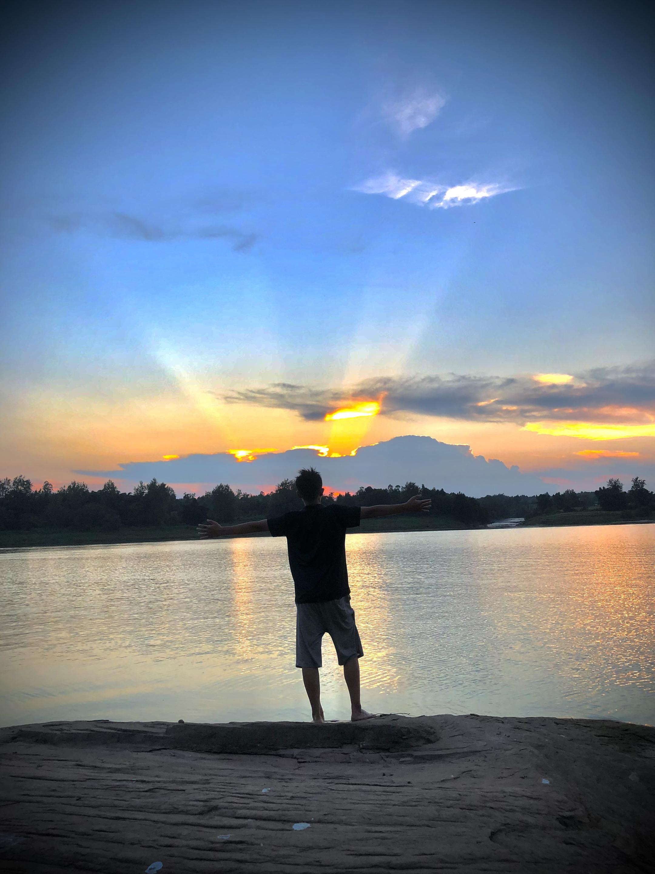 那一年我才14岁，已经学会了抵挡所有的困难，面露微笑的去面对，没有什么...