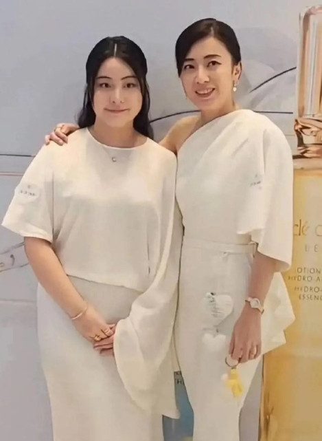 甘比携16岁大女儿亮相，富态敦实，相貌复刻刘銮雄，一手戴三金饰，网友说神似阿娇！