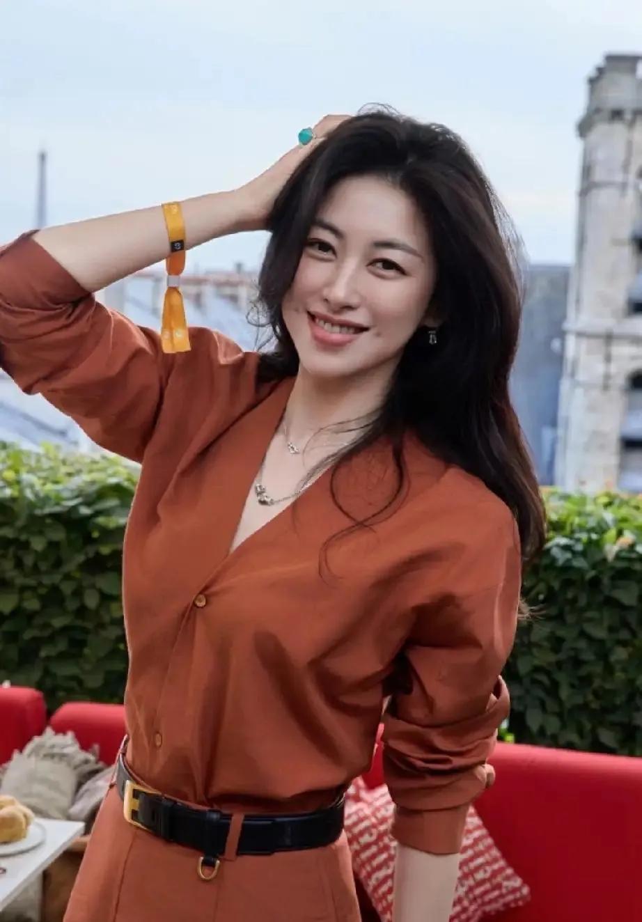 朱珠这套焦糖色连衣裙太有女人味！同色系衬衫长裙，配上黑色宽腰带，直接掐出腰线。