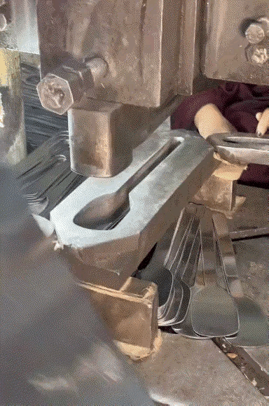 炒菜用的勺子，真是物尽其用，原材料一点不带浪费的。