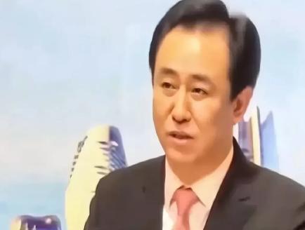 原以为恒大歌舞团已是奢靡巅峰，没想到背后还有更惊人的秘密，近日，许家印被曝在香港