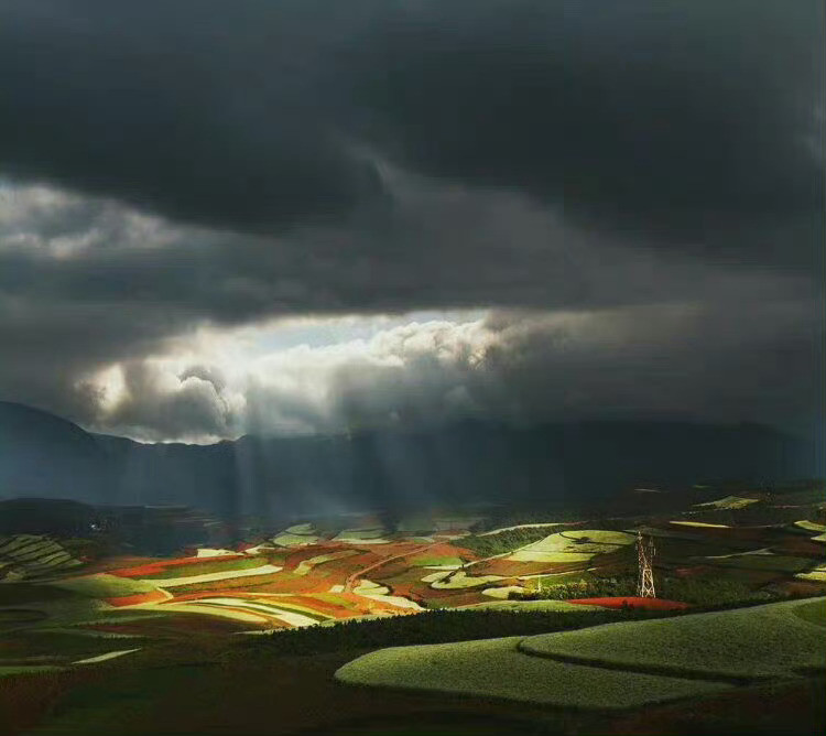 云南东川红土地，那一片热烈的红色，能点燃生命、点燃激情的红色，令人兴奋，令人陶