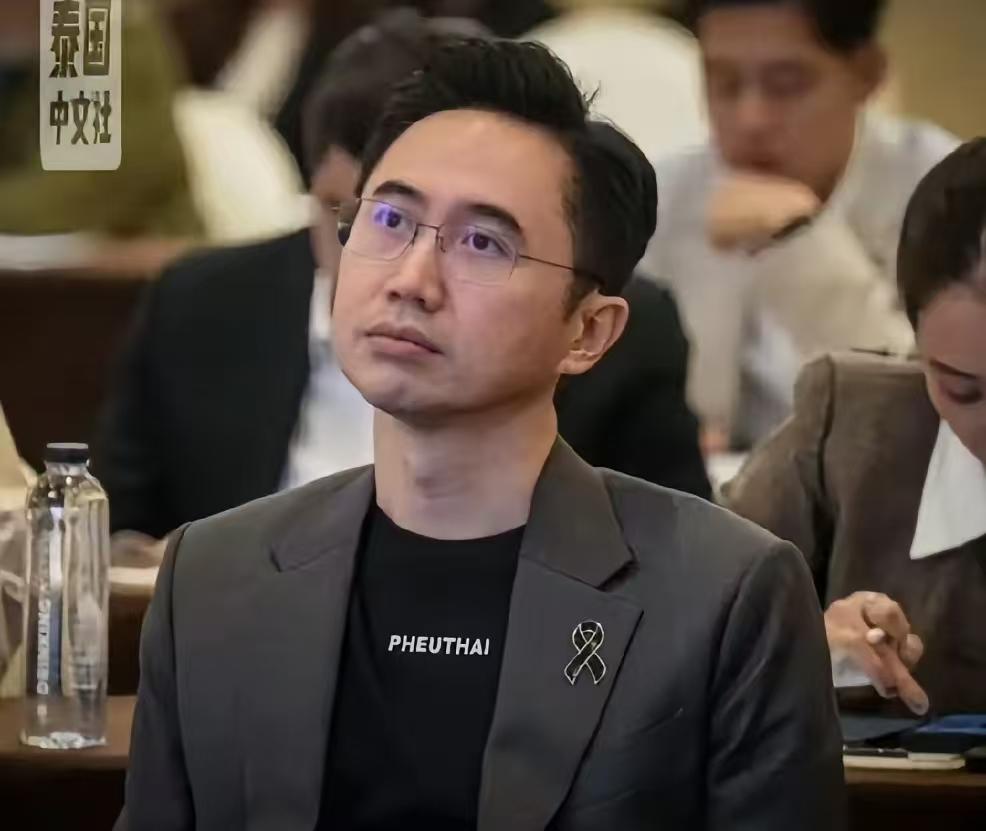 看看育差南穿着打扮，就知道他信阵营为什么会输给阿努廷。育差南算得上是泰国政坛的