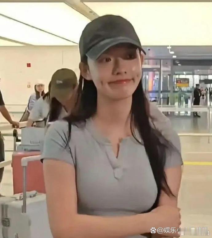 林允现身机场，路人视角下，无美颜滤镜加持，气质清新出众，宛如灵动少女，引众人目光