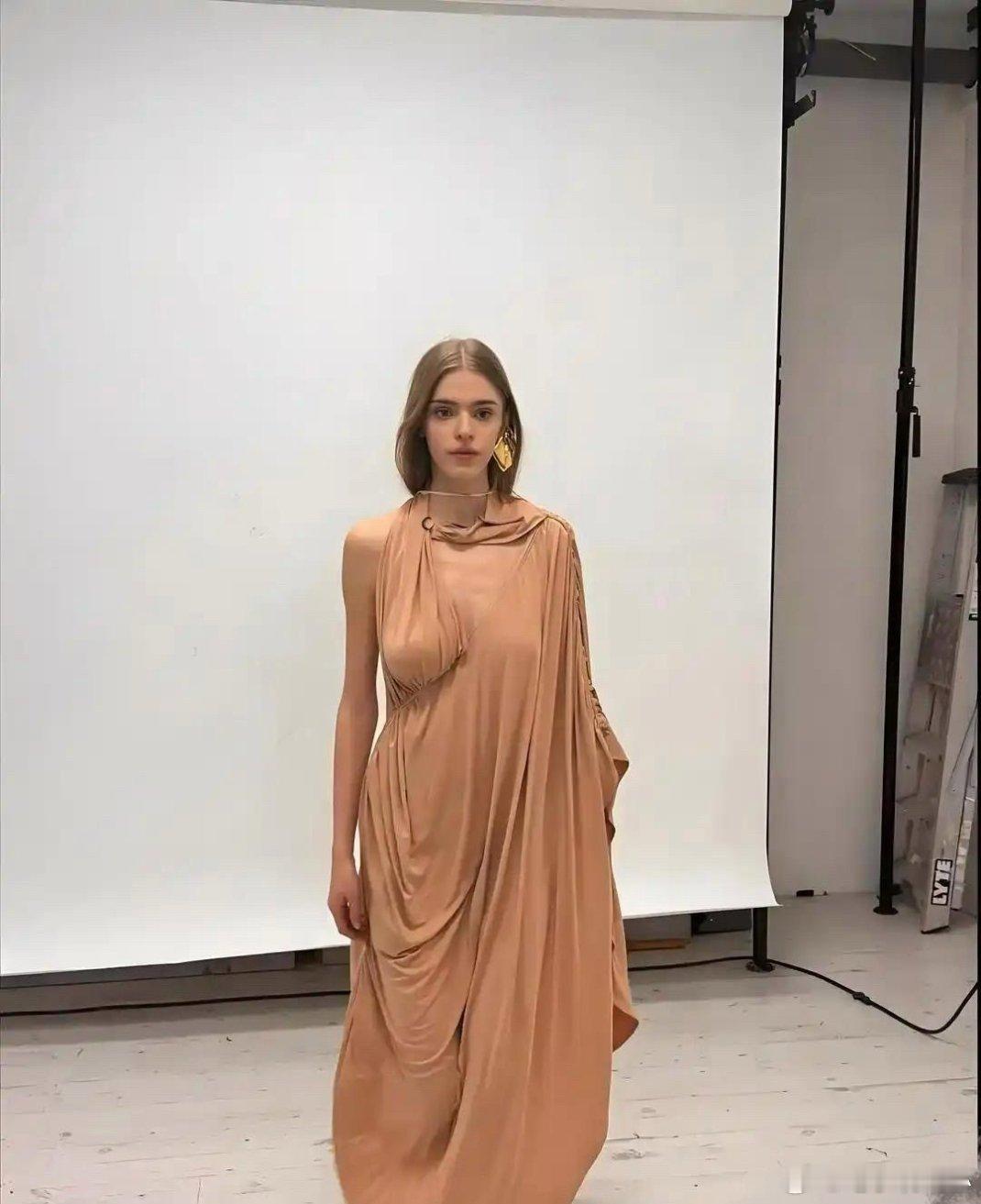 一件衣服藏着两种风情有人看见松弛有人读懂欲望真正的高级从来不用刻意暴露