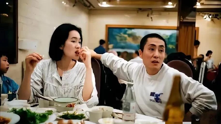其实，巩俐一点也不漂亮虽然，那时的她才28岁但是，也没有觉得她哪里好看，很普
