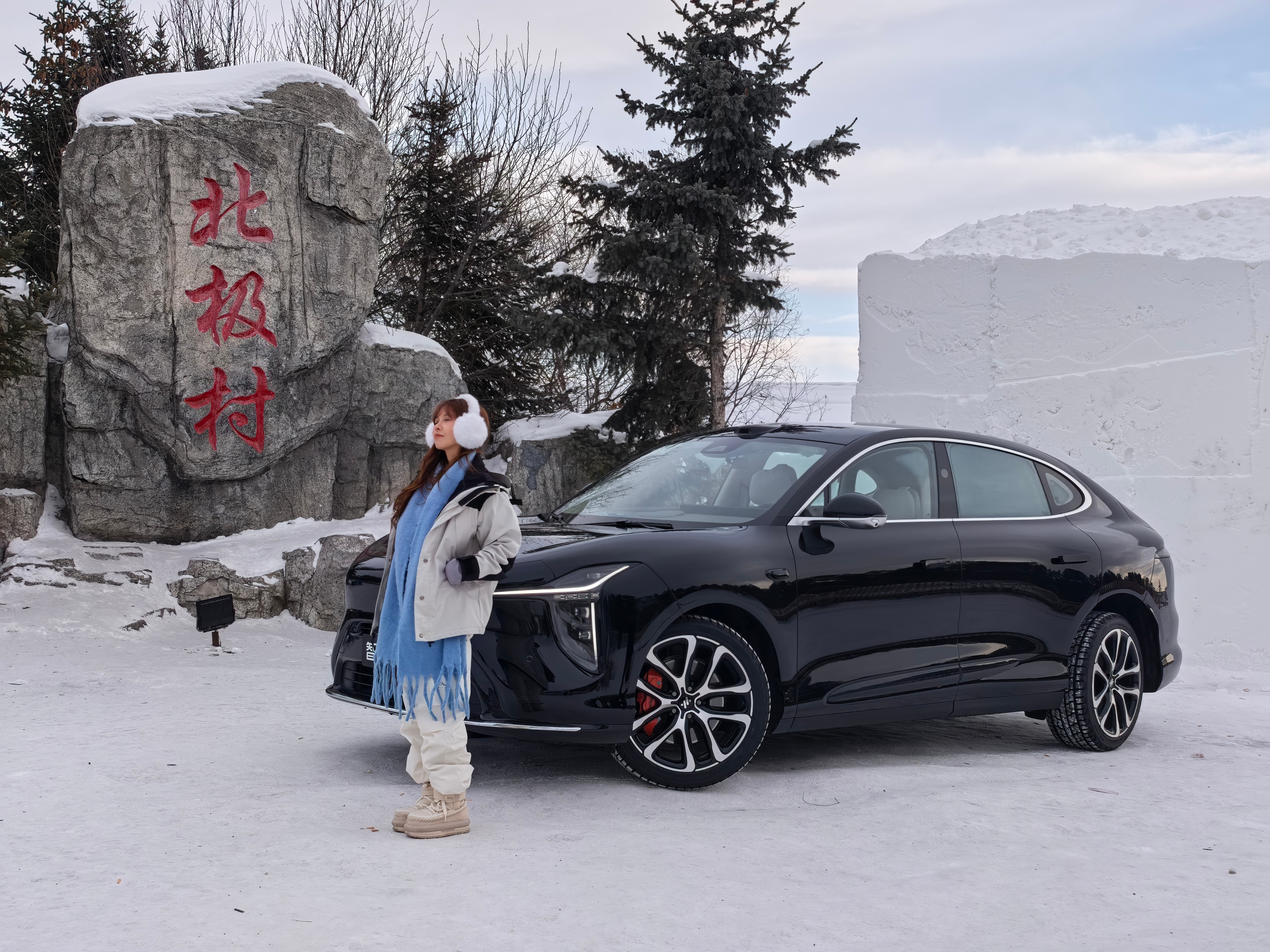 智己的车还是很招年轻人喜欢昨天我们在北极村遇到个姑娘主动问我能不能跟这台车合个影