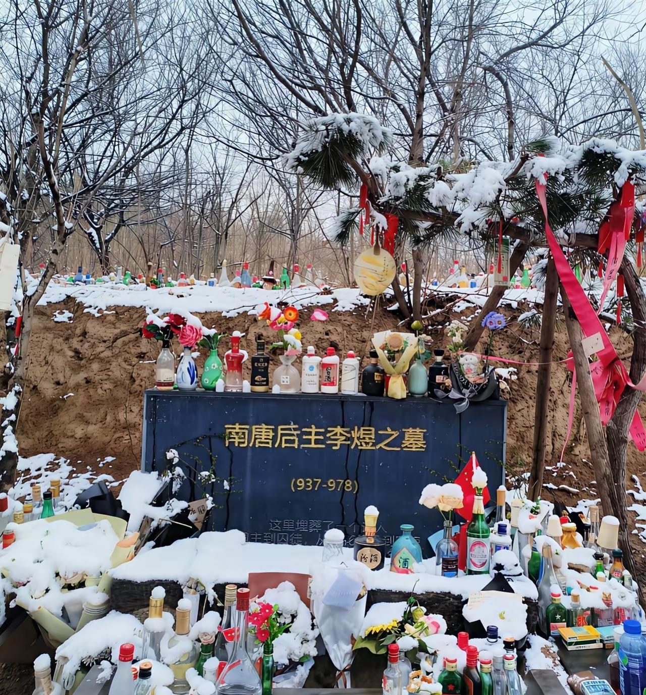 你说，为什么还有这么多人前来送礼品纪念他呢？