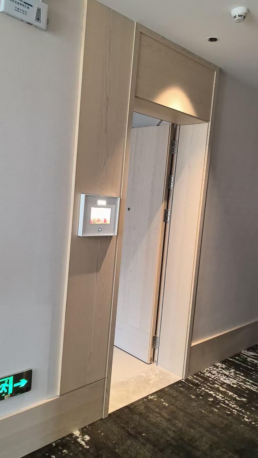 酒店木门采用了四个全平开合页，这个是目前最稳妥安装木门合页安装工艺，三个合页分别