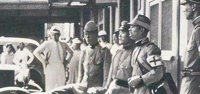 1941年3月，一中国女人四肢被固定在731部队的手术台上，全身的衣服被撕烂，嘴