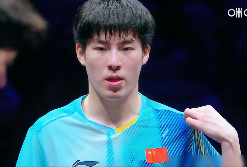 裁判送上大礼，他当场黑脸，把分还给对手。裁判手一挥，分判给了温瑞博。全场都