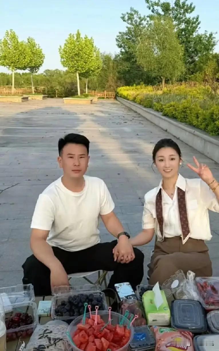 大衣哥的前儿媳陈亚男我觉得她这婚离的对曾经陈亚男和大衣哥儿子离婚，被骂的狗血