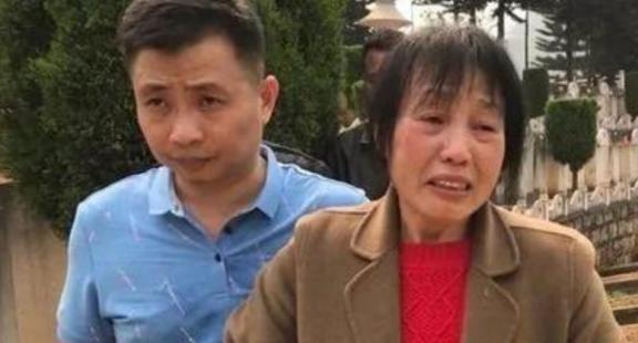1984年，一战士壮烈牺牲，其新婚20天的妻子拒绝改嫁，坚持生下遗腹子。35年后
