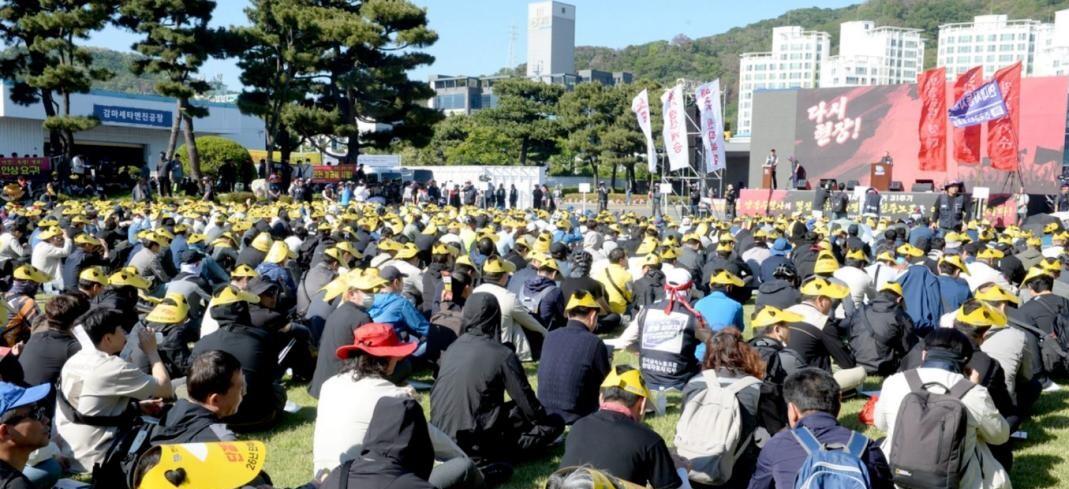 现代汽车3.9万人全面罢工。机器人还没进厂，人先急了。今天早上，蔚山工厂生产线全空着。3.9万名工会
